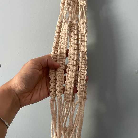 Hand knotted macrame plant hanger - Picture 4 of 4